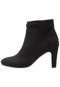 Botas de tobillo de ante negro con punta afilada y tacón de 3 pulgadas. Presentan detalles texturizados alrededor del tobillo y un acabado suave.