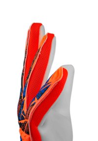 Des gants de gardien de but colorés dotés d'un design vibrant rouge et bleu, avec des zones de prise texturées et des accents en mesh pour la respirabilité.
