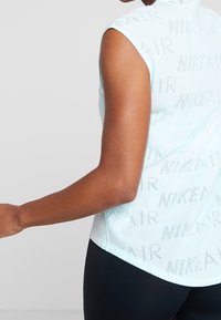 Nike Performance T-shirt med print - mint