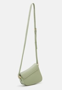 Borsa a tracolla in pelle verde chiaro con forma curva, superficie strutturata, tracolla regolabile e dettagli in metallo color oro.