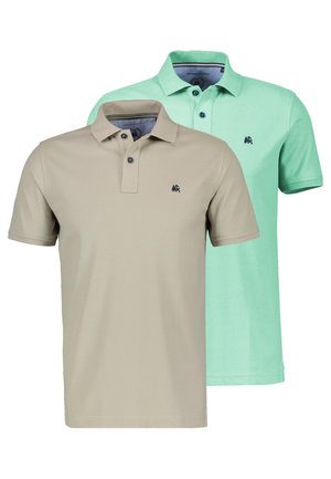Zwei kurzärmlige Poloshirts, eines in Beige und eines in Mintgrün, jeweils mit einem kleinen, dunklen, auf der linken Brust gestickten Logo.