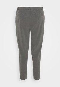 Pantalon gris ajusté sur mesure avec deux poches passepoilées à l'arrière, passants pour ceinture et jambes fuselées, présenté de dos sur fond blanc.