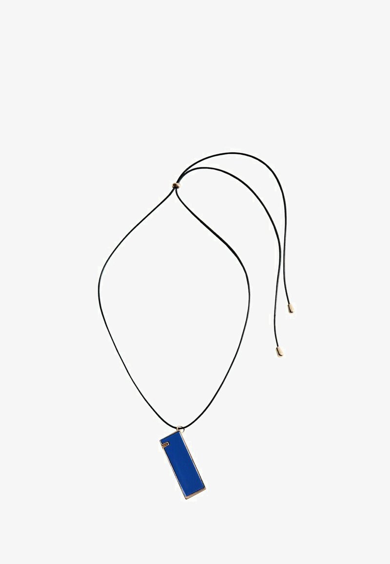 Collier à cordon noir ajustable avec un pendentif rectangulaire bleu présentant un petit accent argenté sur un coin.