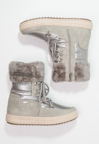 Stivali impermeabili grigi con una combinazione di suede e materiale lucido, collo in pelliccia sintetica, chiusura con lacci e suola in gomma testurizzata.
