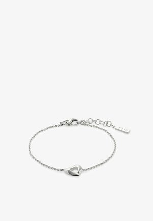 Bracelet chaîne en argent avec un petit pendentif cœur poli et une fermeture ajustable accompagnée d'une plaque rectangulaire gravée "Jette".