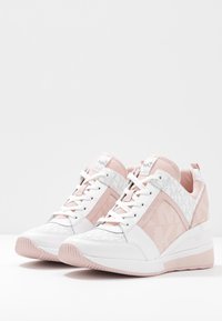 Witte en lichtroze sneakers met een bovenwerk van mesh, leren accenten met textuur, logodetails en een dikke rubberen zool.