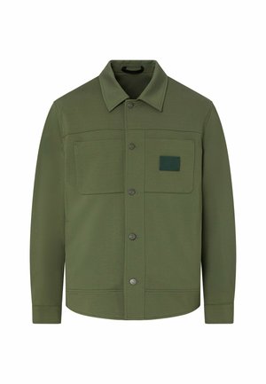 Giacca verde oliva con bottoni, due tasche sul petto davanti, una con una piccola toppa quadrata con logo, e colletto classico.