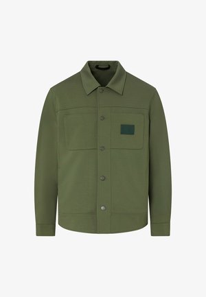 Giacca verde oliva con bottoni, due tasche sul petto davanti, una con una piccola toppa quadrata con logo, e colletto classico.