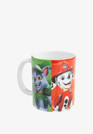 Tazza in ceramica con personaggi dei cartoni animati colorati: un cane blu vestito di verde e un dalmata in abbigliamento rosso su sfondo bianco.