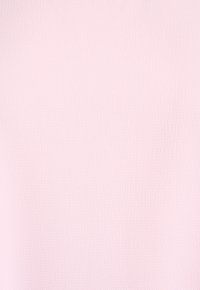 Svetloružová texturovaná látka s miernym leskom, ktorá má jemný, mäkký povrch a rovnomerné rozloženie farby. Bez viditeľných vzorov alebo akcentov.