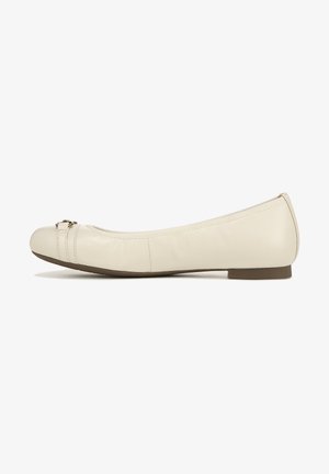 Beige leren ballerina met een ronde neus, subtiele plooien en een klein metallic accent op de wreef. Plat zoolontwerp.