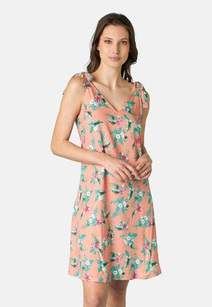 Abito floreale pesco realizzato in tessuto leggero con scollo a V e spalline, decorato con foglie verdi e fiori rosa.