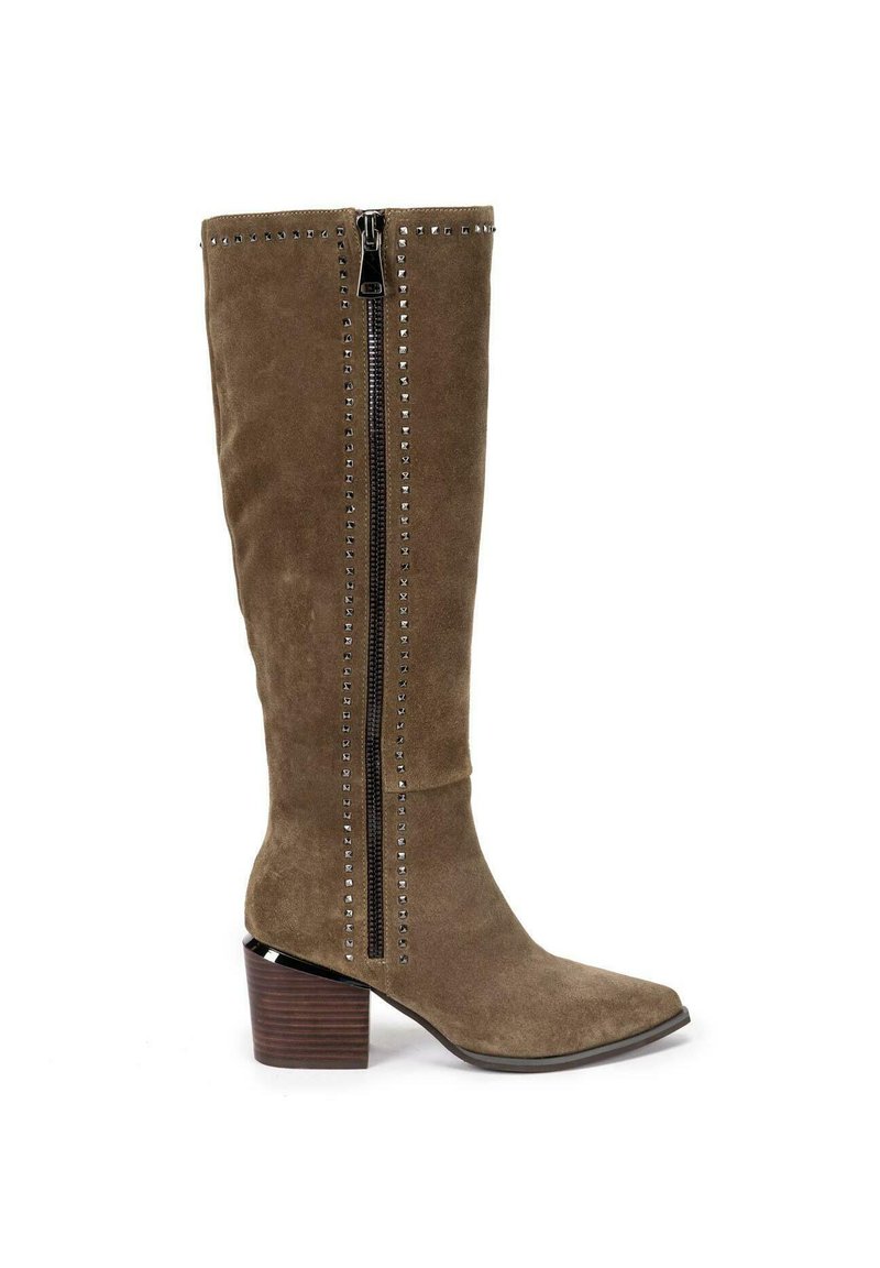 Bota de ante marrón hasta la rodilla con punta afilada, tachuelas decorativas plateadas a lo largo del zipper y un tacón de madera apilado.