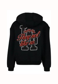 Schwarze Kapuzenjacke mit einem großen Grafikaufdruck auf der Rückseite, auf dem der Text "They not like us" in Rot und Weiß zu sehen ist. Aus Baumwollmaterial, bequeme Passform.