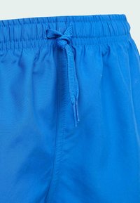 Μπλε σορτς κολύμβησης με κορδόνι στη μέση, ελαφρύ ύφασμα, απαλό σε υφή και ελαστική λεπτομέρεια στο λάστιχο της μέσης.