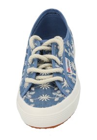 Sneaker in tela blu con motivi floreali bianchi ricamati, punta rotonda, lacci color crema e suola in gomma testurizzata. Etichetta logo bianca e rossa sui lati.