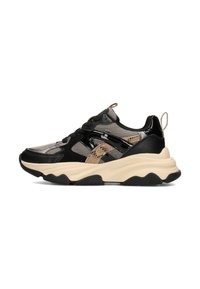 Sneaker nera e beige con materiali in rete e ecopelle, suola spessa color crema, suola nera testurizzata e un pratico pull tab beige decorativo.