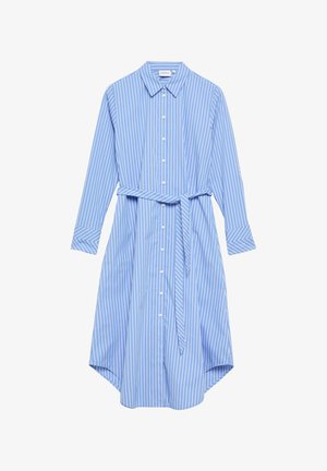 Niebiesko-biała sukienka koszulowa z długim rękawem, pionowymi paskami, kołnierzykiem, zapinana na guziki z przodu, z dopasowanym paskiem z tego samego materiału zawiązanym w talii.