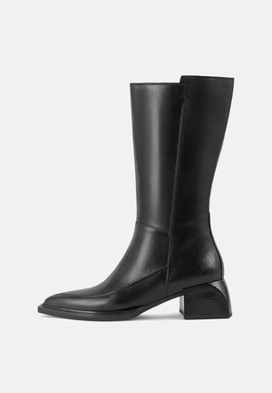 Zwarte leren knie-hoge laars met een vierkante neus, een bescheiden blokhak en minimale naaddetails, met een gladde, glanzende afwerking.