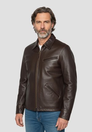 Veste en cuir marron foncé avec col structuré, fermeture éclair avant et deux poches latérales inclinées, présentant une texture lisse et une coupe moderne.