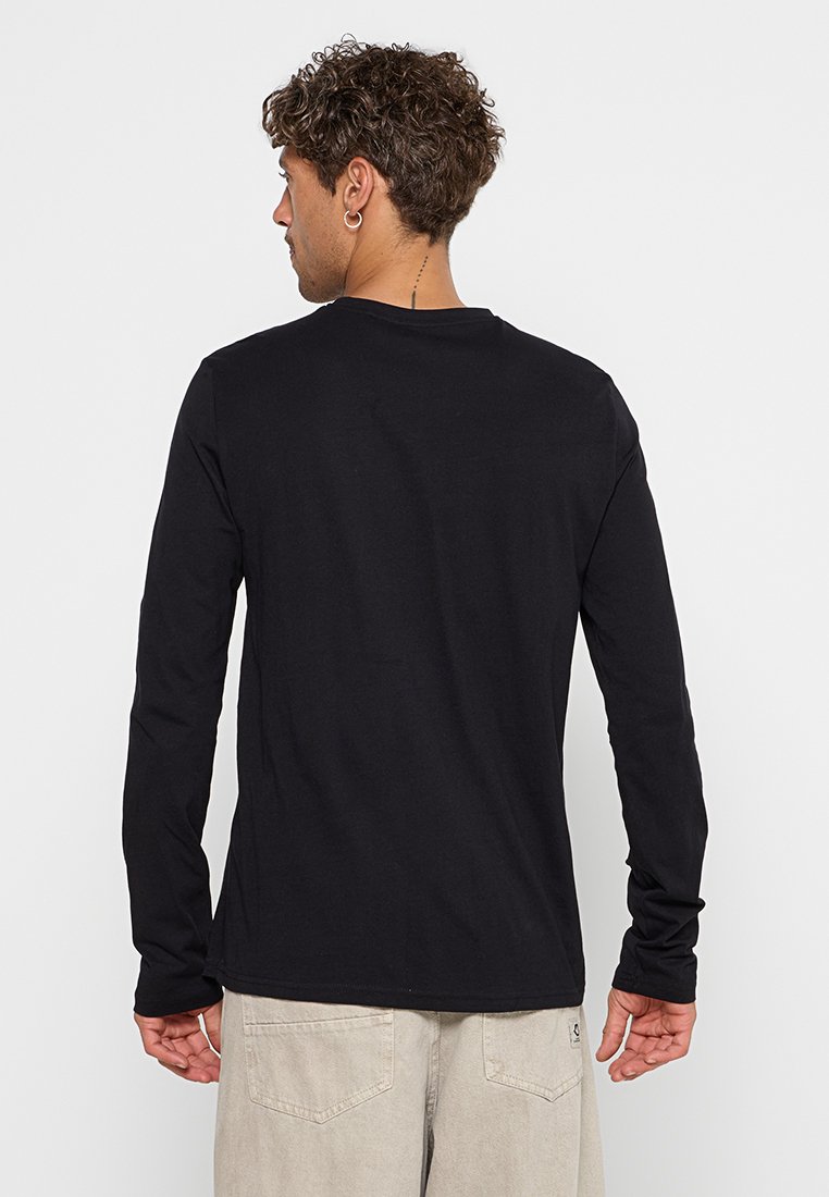 Czarna, długi rękaw koszulka z bawełny, o prostym wzorze i okrągłym dekolcie, z gładką fakturą i dopasowanym krojem.