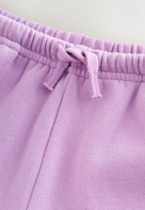 Fliederfarbener elastischer Bund mit Kordelzug, gefertigt aus einem weichen, strukturierten Stoff. Das Design beinhaltet dezente Nahtdetails und plissierte Akzente.