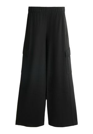 Pantalons larges noirs avec une taille élastique, dotés de deux poches latérales et d'une texture lisse. Design décontracté adapté à diverses occasions.