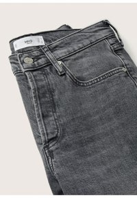 Jeans in denim grigio scuro con un classico design a cinque tasche, dotati di un bottone metallico e leggeri sbiadimenti sulla trama del tessuto.