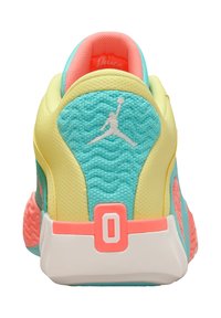 Sneaker con tomaia gialla e acquamarina traforata, accenti rosa, suola intermedia bianca e un prominente logo Jumpman sul retro.