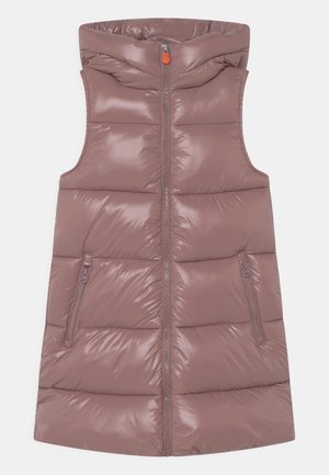 Veste sans manches matelassée en tissu mauve brillant avec fermeture éclair à l'avant, capuche et deux poches latérales zippées.