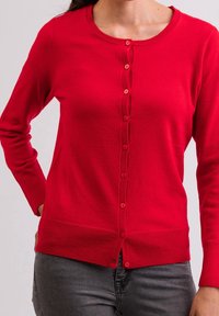 Červený pletený svetr z měkkého materiálu, s kulatým výstřihem, zapínáním na knoflíky vpředu, žebrovanými manžetami a lemem.