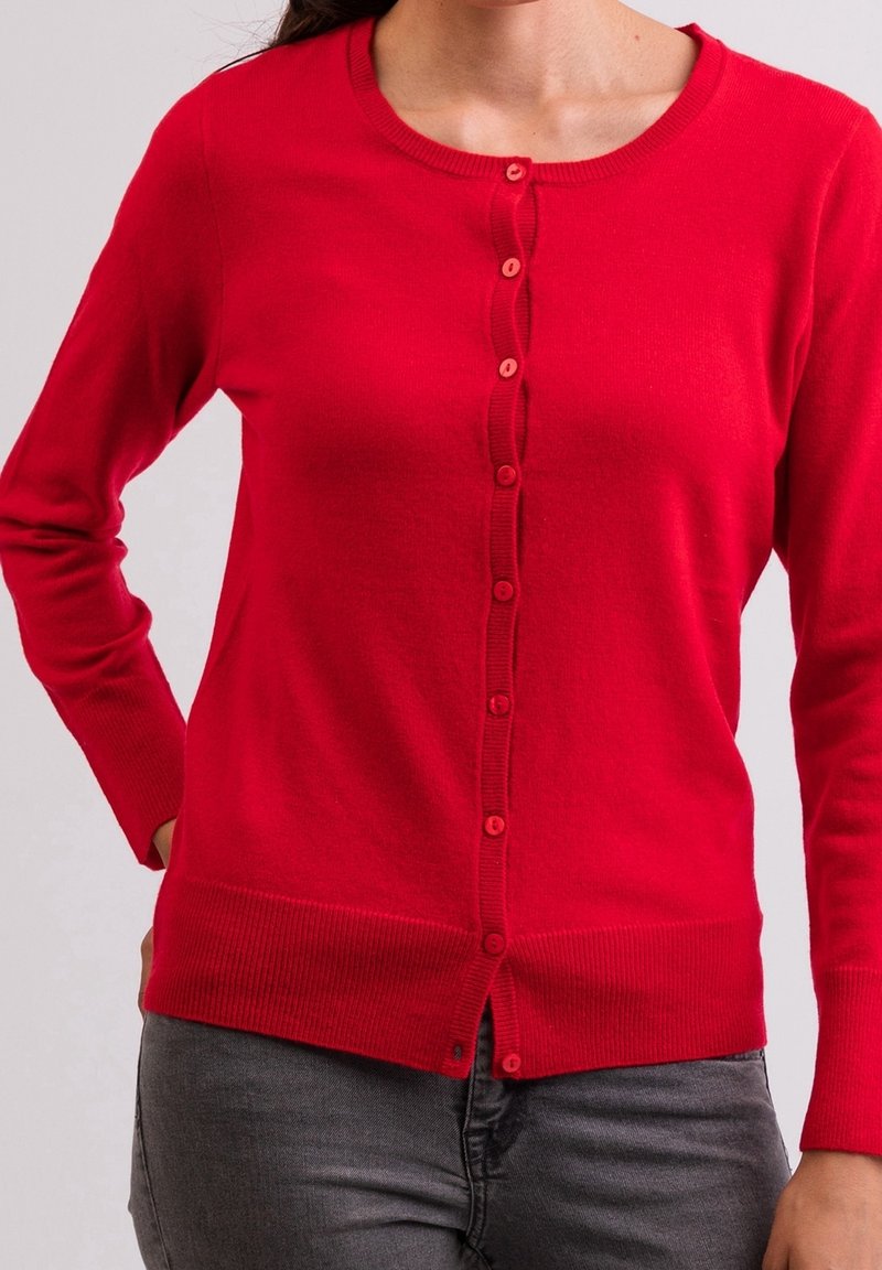 Červený pletený svetr z měkkého materiálu, s kulatým výstřihem, zapínáním na knoflíky vpředu, žebrovanými manžetami a lemem.