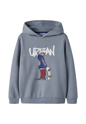 Sweat à capuche gris avec un bouledogue cartoon en sweat à capuche bleu tenant un skateboard, avec le mot "URBAN" au-dessus en lettres blanches.