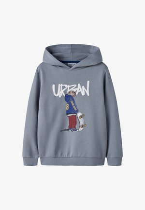 Sweat à capuche gris avec un bouledogue cartoon en sweat à capuche bleu tenant un skateboard, avec le mot "URBAN" au-dessus en lettres blanches.