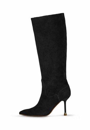 Botte noire en daim montant jusqu'au genou avec bout pointu et talon haut fin avec embout doré, montrée de profil sur fond blanc.