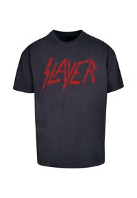 Černé bavlněné tričko s potiskem slova "SLAYER" v tučných červených písmenech. Krátké rukávy, kulatý výstřih a rovný lem.