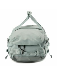 Mochila gris claro con un diseño redondeado, que cuenta con múltiples correas, cremalleras y un acabado texturizado. Incluye detalles metálicos y bolsillos laterales.