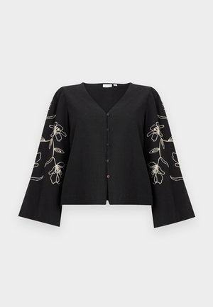 Fekete hosszú ujjú gombos blúz V-nyakkivágással és fehér virágos hímzéssel a széles, enyhén puffadt ujjakon.