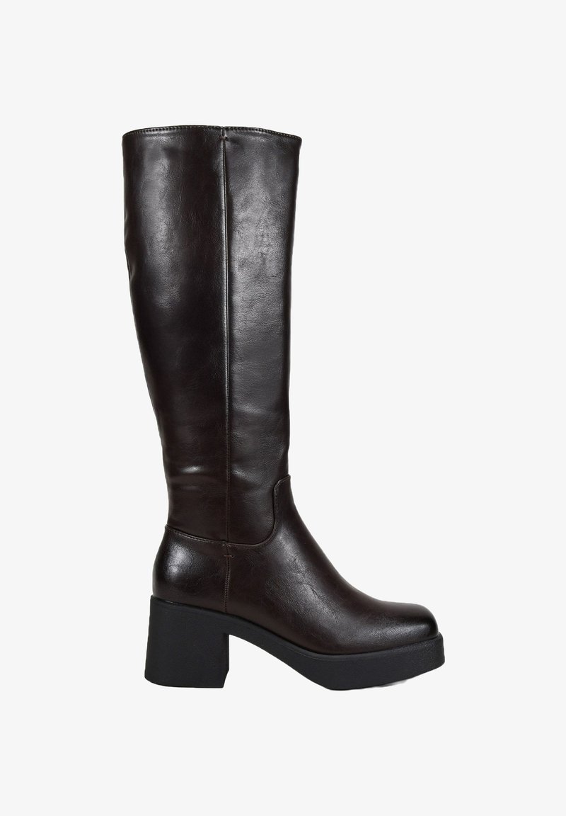 Bota de imitación de cuero marrón hasta la rodilla con punta cuadrada, tacón robusto y textura suave. Presenta una costura lateral y acentos mínimos.