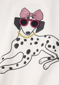 Dalmatian illustratie op een witte achtergrond, met zwarte vlekken, een roze glinsterende strik, roze zonnebril en een gouden kralenketting.