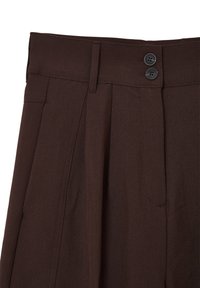 Pantalons marron sur mesure avec un devant plissé, deux poches avant et une fermeture à double bouton à la taille. Matériau lisse et forme structurée.