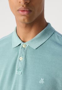 Marc O'Polo SHORT SLEEVE SLITS AT HEM EMBROIDERY - Polokošeľa - midnight moss