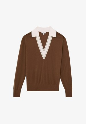 Brūns V-veida kakla džemperis ar kontrastējošu baltu apkakli un smalku faktūru. Tam ir garas piedurknes un brīva piegriezuma siluets.