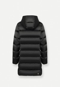 Schwarze Daunenjacke mit Kapuze, mit horizontalen Steppungen, tailliertem Schnitt und einem Logoakzent am Saum. Glatte, glänzende Textur.