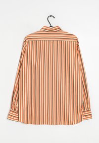 Camicia a maniche lunghe con strisce verticali arancioni, marroni e crema. Realizzata in tessuto liscio, con polsini abbottonati e colletto pieghettato.