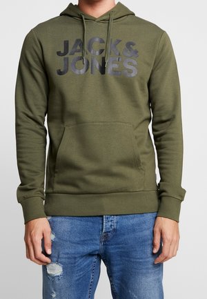 Olijfgroen hoodie met een voorzak, voorzien van een zwart logo "JACK & JONES" in vette letters. Zacht materiaal met ribgebreide manchetten.