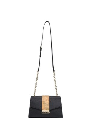 Bolso de mano de cuero negro con un acabado texturizado, que presenta una correa de cadena dorada y un acento de patrón de mapa en el cierre de solapa.