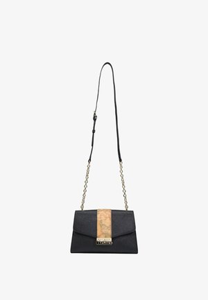 Borsa a mano in pelle nera con una finitura testurizzata, dotata di una tracolla in catena dorata e un accento con motivo mappa sulla chiusura a flap.