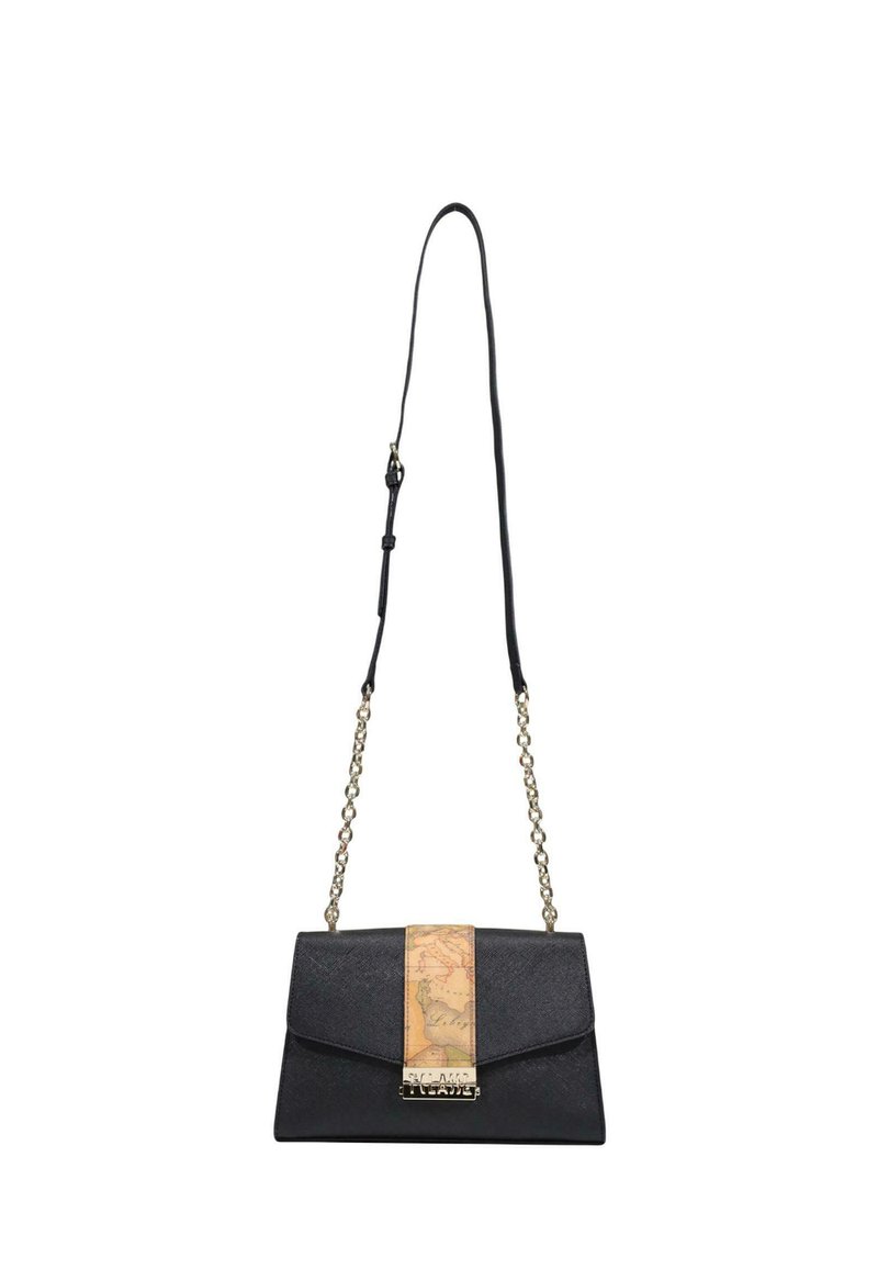 Borsa a mano in pelle nera con una finitura testurizzata, dotata di una tracolla in catena dorata e un accento con motivo mappa sulla chiusura a flap.