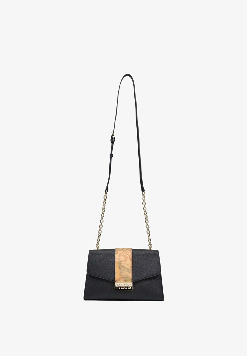 Borsa a mano in pelle nera con una finitura testurizzata, dotata di una tracolla in catena dorata e un accento con motivo mappa sulla chiusura a flap.
